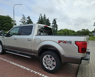 Vooraanzicht van een huurauto Ford F150 in Minsk, Wit-Rusland ✓ Auto #15012. ✓ Transmissie Automatisch TM ✓ 0 beoordelingen.