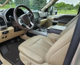 Ford F150 2020 beschikbaar voor verhuur in Minsk, met een kilometerlimiet van 300 km/dag.