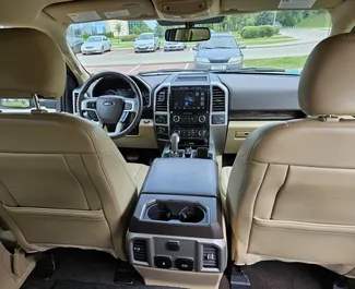 Interieur van Ford F150 te huur in Wit-Rusland. Een geweldige auto met 5 zitplaatsen en een Automatisch transmissie.