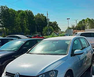 Vooraanzicht van een huurauto Volkswagen Golf 7 op de luchthaven van Tirana, Albanië ✓ Auto #14846. ✓ Transmissie Handmatig TM ✓ 0 beoordelingen.