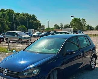 Vooraanzicht van een huurauto Volkswagen Golf 6 op de luchthaven van Tirana, Albanië ✓ Auto #14844. ✓ Transmissie Handmatig TM ✓ 0 beoordelingen.