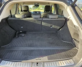 Genesis GV70 2023 met Aandrijving op alle wielen systeem, beschikbaar in Minsk.