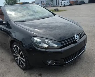 Vooraanzicht van een huurauto Volkswagen Golf Cabrio op luchthaven Burgas, Bulgarije ✓ Auto #14974. ✓ Transmissie Automatisch TM ✓ 0 beoordelingen.
