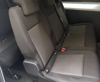 Diesel motor van L van Opel Vivaro 2022 te huur Praag.