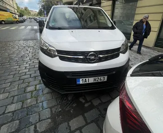 Vooraanzicht van een huurauto Opel Vivaro Praag, Tsjechië ✓ Auto #14954. ✓ Transmissie Handmatig TM ✓ 0 beoordelingen.