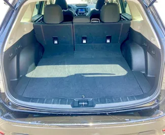 Interieur van Subaru Forester te huur in Georgië. Een geweldige auto met 5 zitplaatsen en een Automatisch transmissie.