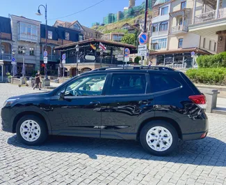 Subaru Forester 2023 beschikbaar voor verhuur in Tbilisi, met een kilometerlimiet van onbeperkt.