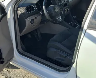 Vooraanzicht van een huurauto Volkswagen Golf 6 op de luchthaven van Tirana, Albanië ✓ Auto #14822. ✓ Transmissie Handmatig TM ✓ 0 beoordelingen.