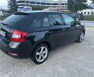 Vooraanzicht van een huurauto Skoda Rapid Spaceback op de luchthaven van Tirana, Albanië ✓ Auto #14959. ✓ Transmissie Handmatig TM ✓ 0 beoordelingen.