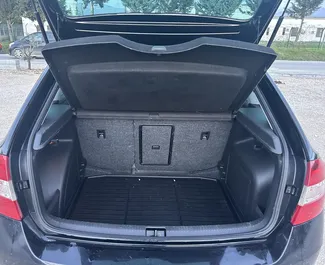 Skoda Rapid Spaceback 2016 beschikbaar voor verhuur op de luchthaven van Tirana, met een kilometerlimiet van onbeperkt.