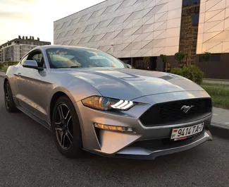 Vooraanzicht van een huurauto Ford Mustang Coupe in Minsk, Wit-Rusland ✓ Auto #15011. ✓ Transmissie Automatisch TM ✓ 0 beoordelingen.