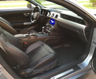 Benzine motor van 2,3L van Ford Mustang Coupe 2020 te huur in Minsk.