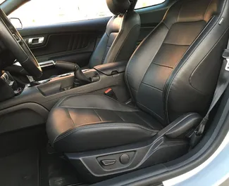 Interieur van Ford Mustang Coupe te huur in Wit-Rusland. Een geweldige auto met 4 zitplaatsen en een Automatisch transmissie.