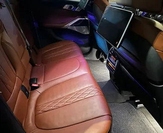 Benzine motor van 4,4L van BMW X6 2023 te huur in Dubai.