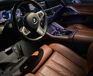 Interieur van BMW X6 te huur in de VAE. Een geweldige auto met 5 zitplaatsen en een Automatisch transmissie.