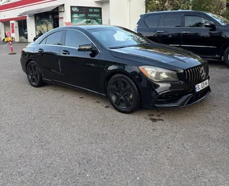 Interieur van Mercedes-Benz CLA250 te huur in Georgië. Een geweldige auto met 5 zitplaatsen en een Automatisch transmissie.