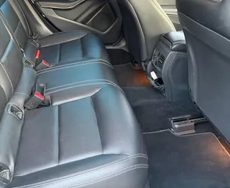 Benzine motor van 2,5L van Mercedes-Benz CLA250 2018 te huur in Tbilisi.