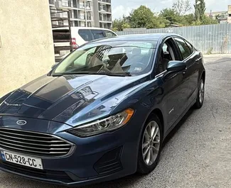 Vooraanzicht van een huurauto Ford Fusion Sedan in Tbilisi, Georgië ✓ Auto #14831. ✓ Transmissie Automatisch TM ✓ 0 beoordelingen.