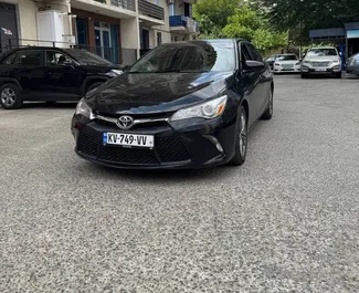 Vooraanzicht van een huurauto Toyota Camry in Tbilisi, Georgië ✓ Auto #14833. ✓ Transmissie Automatisch TM ✓ 0 beoordelingen.