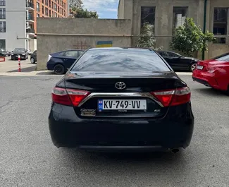 Benzine motor van 2,0L van Toyota Camry 2017 te huur in Tbilisi.