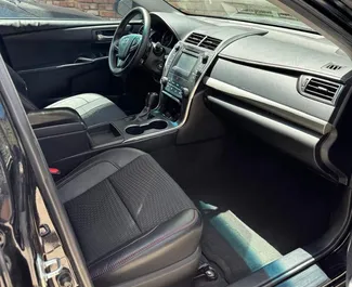 Toyota Camry 2017 beschikbaar voor verhuur in Tbilisi, met een kilometerlimiet van onbeperkt.