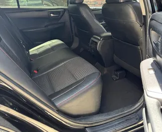 Interieur van Toyota Camry te huur in Georgië. Een geweldige auto met 5 zitplaatsen en een Automatisch transmissie.