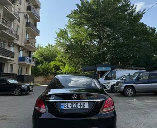 Mercedes-Benz C350 2018 beschikbaar voor verhuur in Tbilisi, met een kilometerlimiet van onbeperkt.