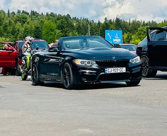 Interieur van BMW M4 Cabrio te huur in Georgië. Een geweldige auto met 4 zitplaatsen en een Automatisch transmissie.
