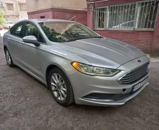 Benzine motor van 2,0L van Ford Fusion Sedan 2020 te huur in Tbilisi.