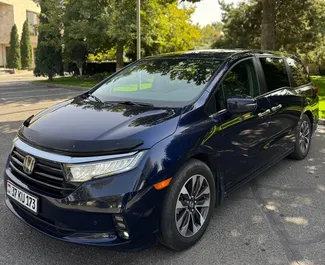 Vooraanzicht van een huurauto Honda Odyssey in Jerevan, Armenië ✓ Auto #14834. ✓ Transmissie Automatisch TM ✓ 0 beoordelingen.