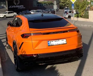 Interieur van Lamborghini Urus te huur in Georgië. Een geweldige auto met 5 zitplaatsen en een Automatisch transmissie.