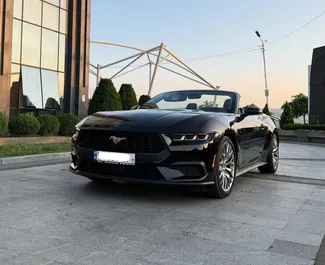 Vooraanzicht van een huurauto Ford Mustang Cabrio in Tbilisi, Georgië ✓ Auto #14929. ✓ Transmissie Automatisch TM ✓ 0 beoordelingen.