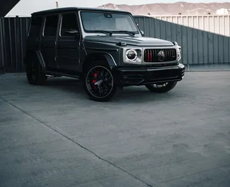 Vooraanzicht van een huurauto Mercedes-Benz G63 AMG in Tbilisi, Georgië ✓ Auto #14928. ✓ Transmissie Automatisch TM ✓ 0 beoordelingen.
