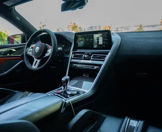 Benzine motor van 4,4L van BMW M850i XDRIVE 2023 te huur in Tbilisi.