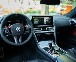Interieur van BMW XM te huur in Georgië. Een geweldige auto met 5 zitplaatsen en een Automatisch transmissie.