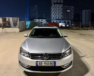 Vooraanzicht van een huurauto Volkswagen Passat in Tirana, Albanië ✓ Auto #14951. ✓ Transmissie Automatisch TM ✓ 0 beoordelingen.