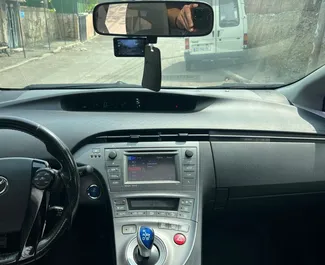 Toyota Prius 2015 beschikbaar voor verhuur in Tbilisi, met een kilometerlimiet van 100 km/dag.