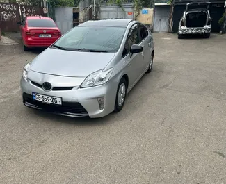 Vooraanzicht van een huurauto Toyota Prius in Tbilisi, Georgië ✓ Auto #14814. ✓ Transmissie Automatisch TM ✓ 0 beoordelingen.
