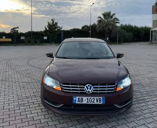Vooraanzicht van een huurauto Volkswagen Passat in Tirana, Albanië ✓ Auto #14847. ✓ Transmissie Automatisch TM ✓ 0 beoordelingen.
