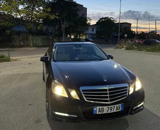 Vooraanzicht van een huurauto Mercedes-Benz E-Class in Tirana, Albanië ✓ Auto #14856. ✓ Transmissie Automatisch TM ✓ 0 beoordelingen.