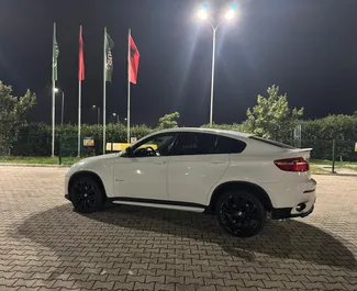 Interieur van BMW X6 te huur in Albanië. Een geweldige auto met 4 zitplaatsen en een Automatisch transmissie.