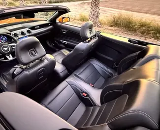 Benzine motor van L van Ford Mustang Cabrio 2021 te huur in Alicante.