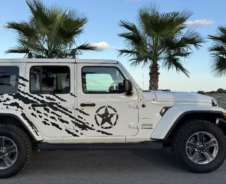 Jeep Wrangler Sahara 2022 beschikbaar voor verhuur in Alicante, met een kilometerlimiet van 250 km/dag.