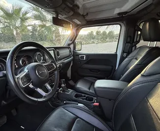 Interieur van Jeep Wrangler Sahara te huur in Spanje. Een geweldige auto met 5 zitplaatsen en een Automatisch transmissie.
