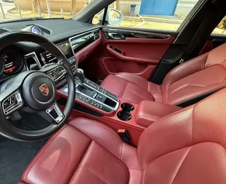 Benzine motor van 3,0L van Porsche Macan S 2022 te huur in Alicante.