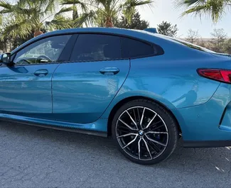 Verhuur BMW 218i. Comfort Auto te huur in Spanje ✓ Borg van Borg van 500 EUR ✓ Verzekeringsmogelijkheden TPL.