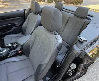 Diesel motor van 2,0L van BMW 220d Cabrio 2019 te huur in Alicante.