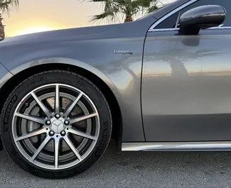 Benzine motor van 2,0L van Mercedes-Benz A45-S 2022 te huur in Alicante.