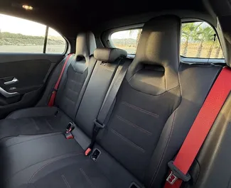 Interieur van Mercedes-Benz A45-S te huur in Spanje. Een geweldige auto met 4 zitplaatsen en een Automatisch transmissie.