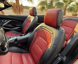 Interieur van Chevrolet Camaro Cabrio te huur in Spanje. Een geweldige auto met 4 zitplaatsen en een Automatisch transmissie.